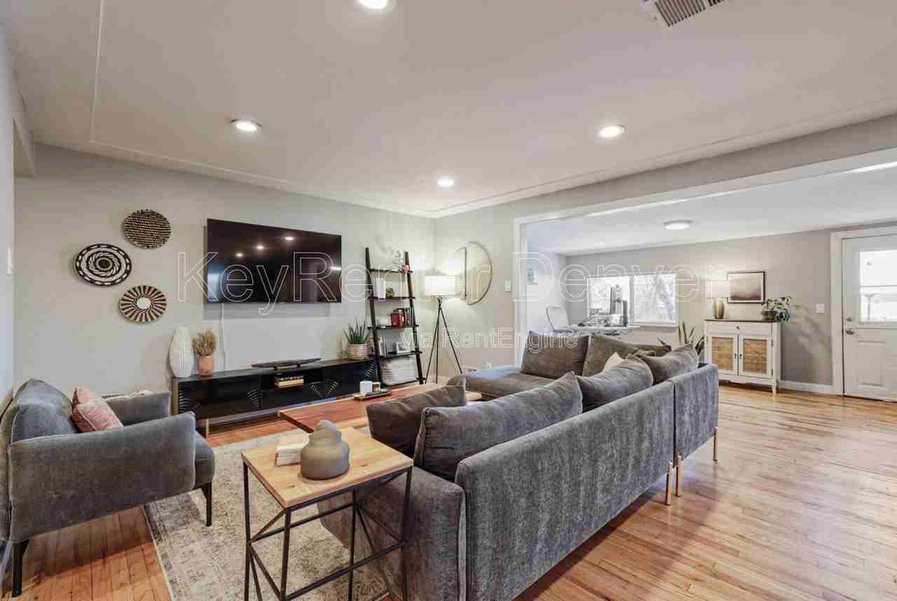 2484 Pierce St - Photo 3 of 18