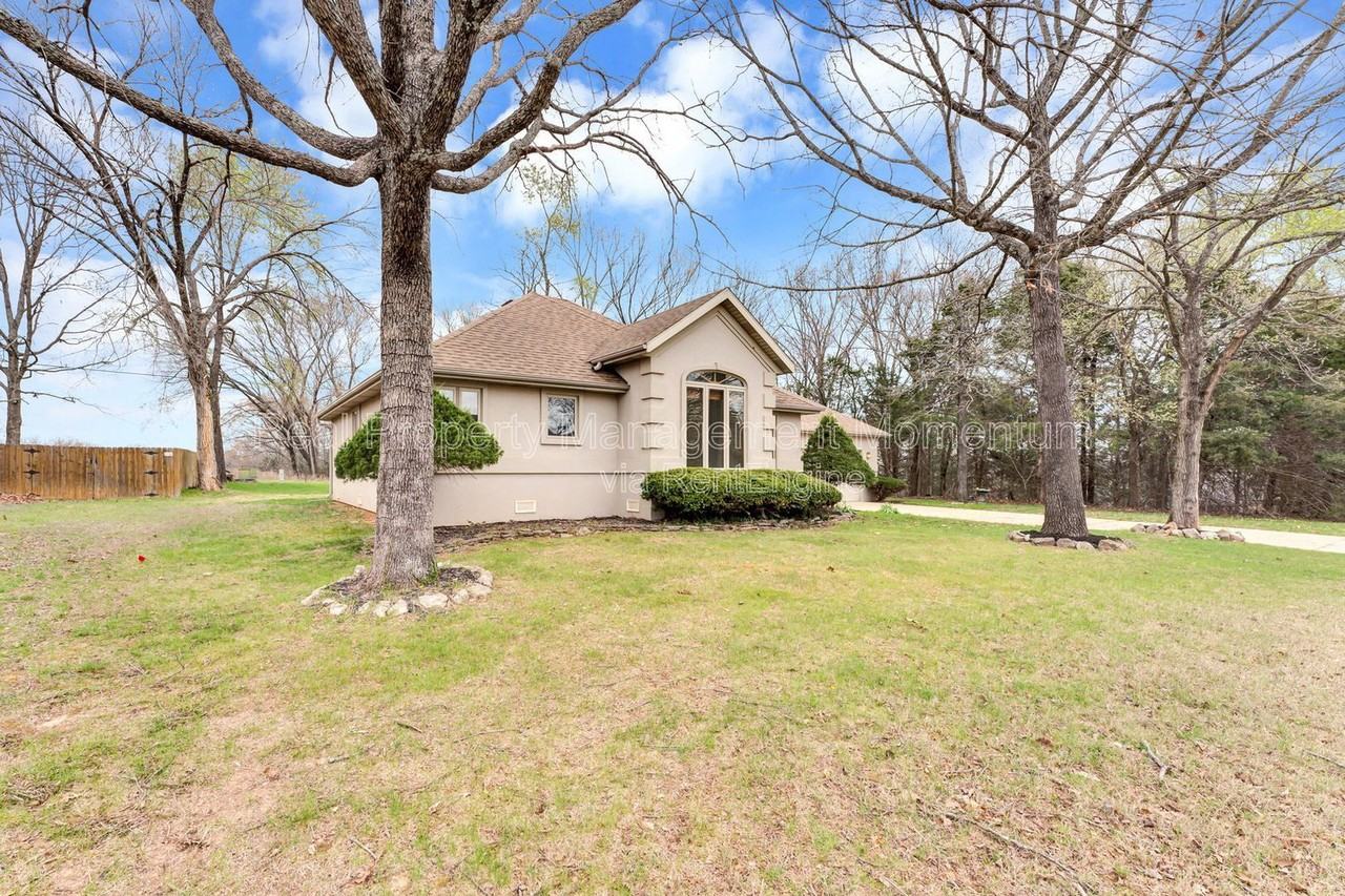 271 Loganberry Rd - Photo 2 of 40