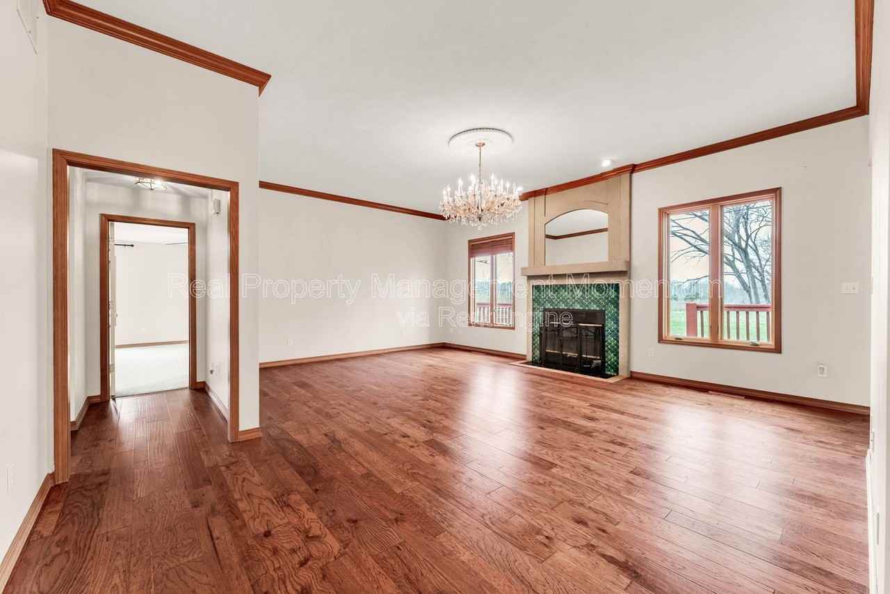 271 Loganberry Rd - Photo 3 of 40