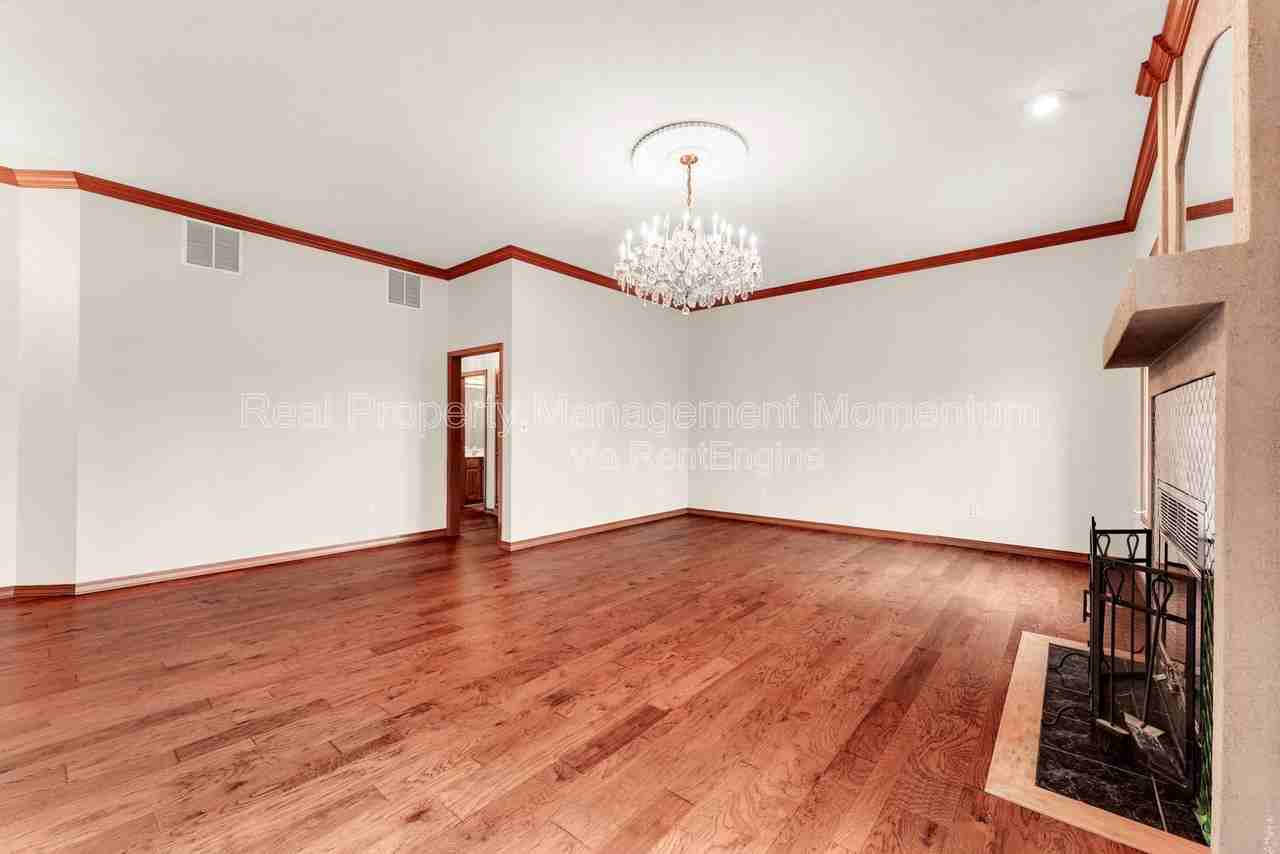 271 Loganberry Rd - Photo 4 of 40