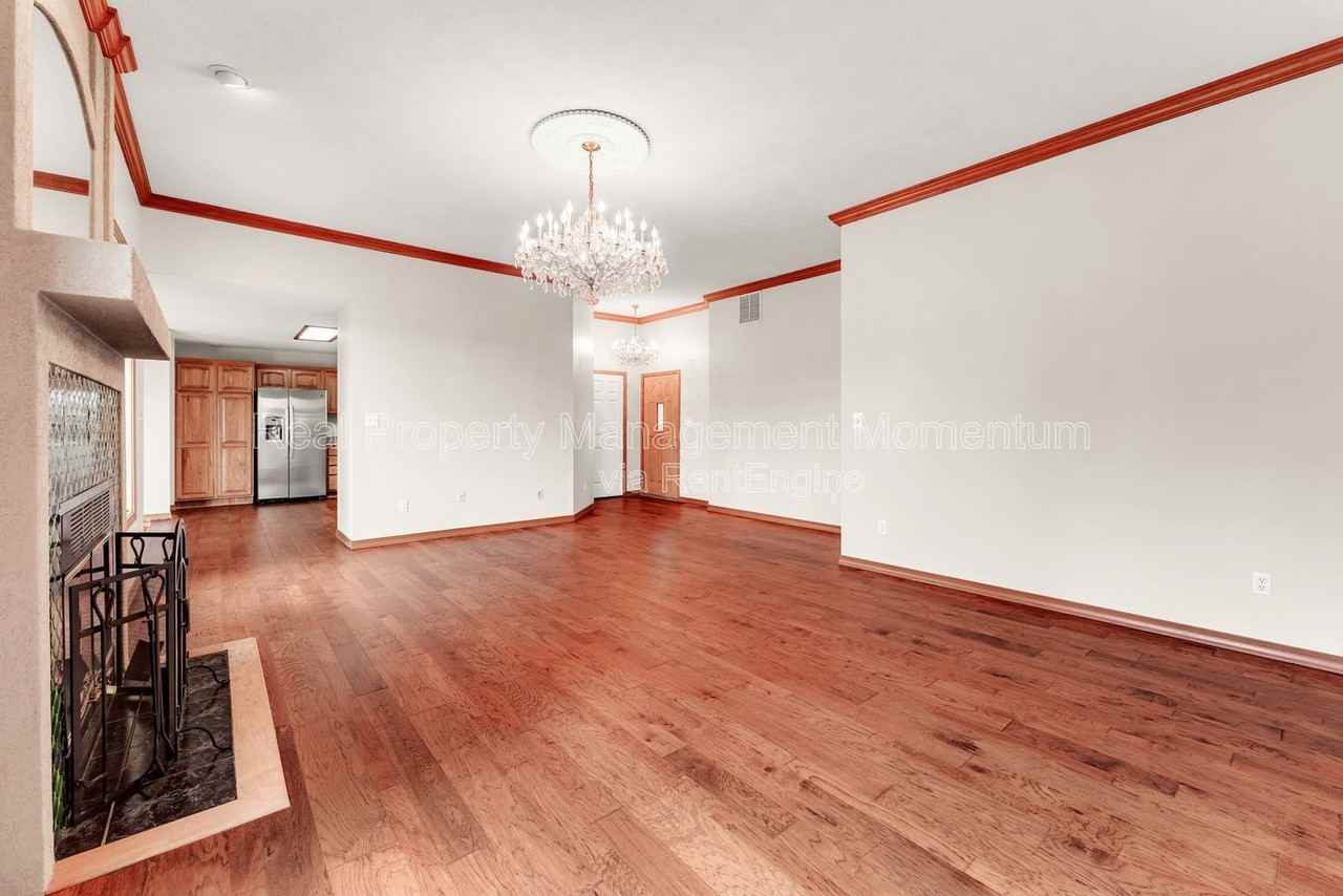 271 Loganberry Rd - Photo 5 of 40