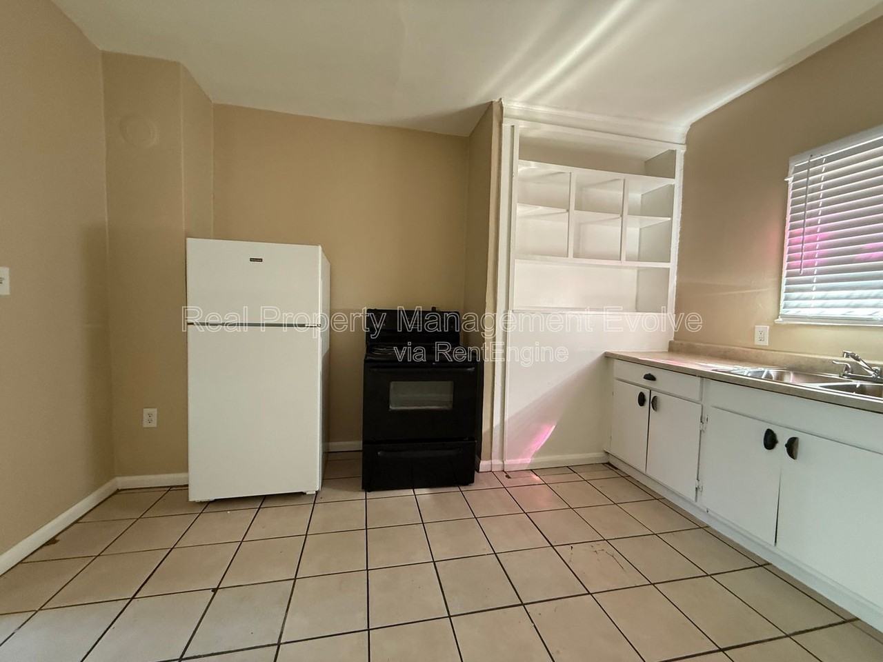 1437 E Polk St #2 - Photo 7 of 11