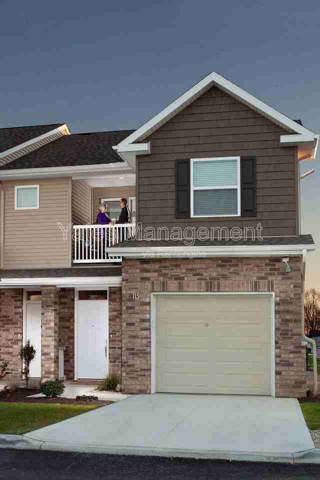 211 Potomac Dr #5 - Photo 3 of 20