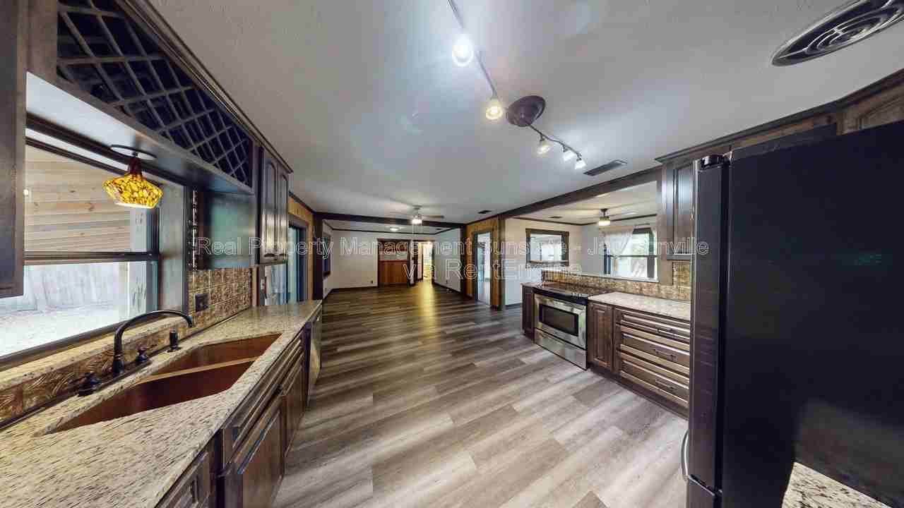 7477 Greenway Dr - Photo 4 of 21