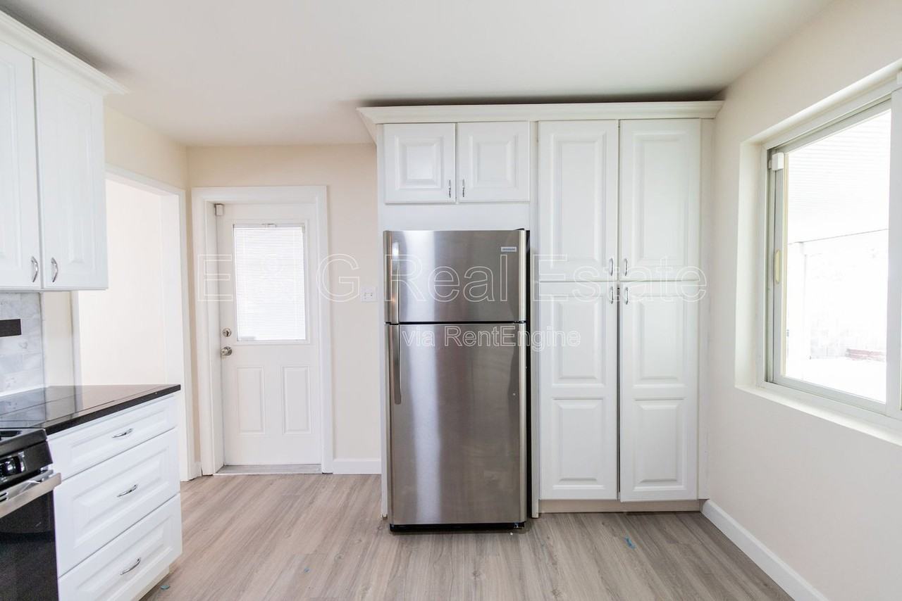 8352 N 3rd St - Photo 4 of 21