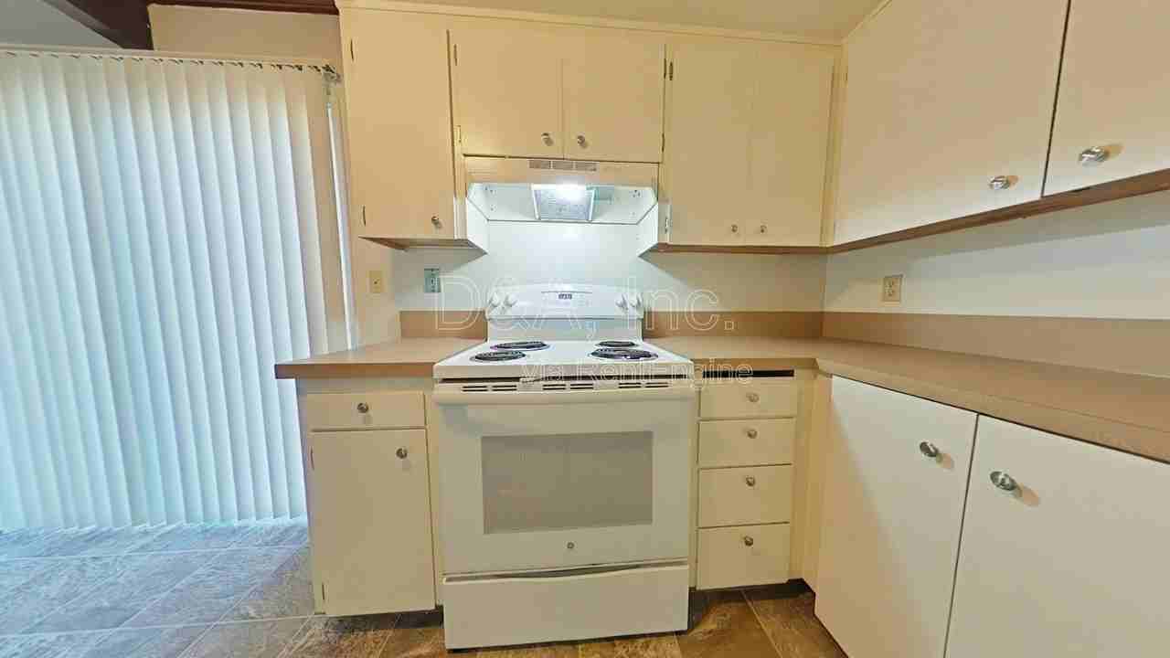 1635 Nw Division St #1 - Photo 4 of 8