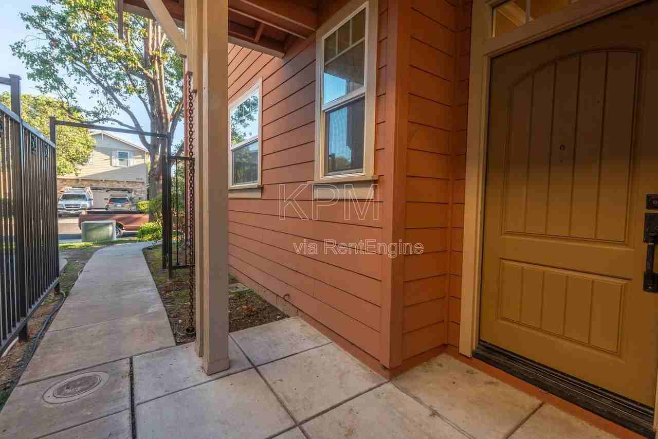 2537 Plymouth Oaks Ct - Photo 2 of 31