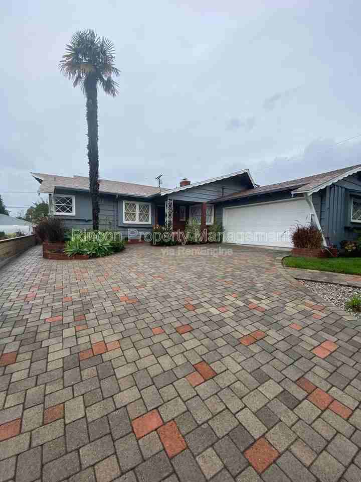 373 Sierra Dr - Photo 3 of 21