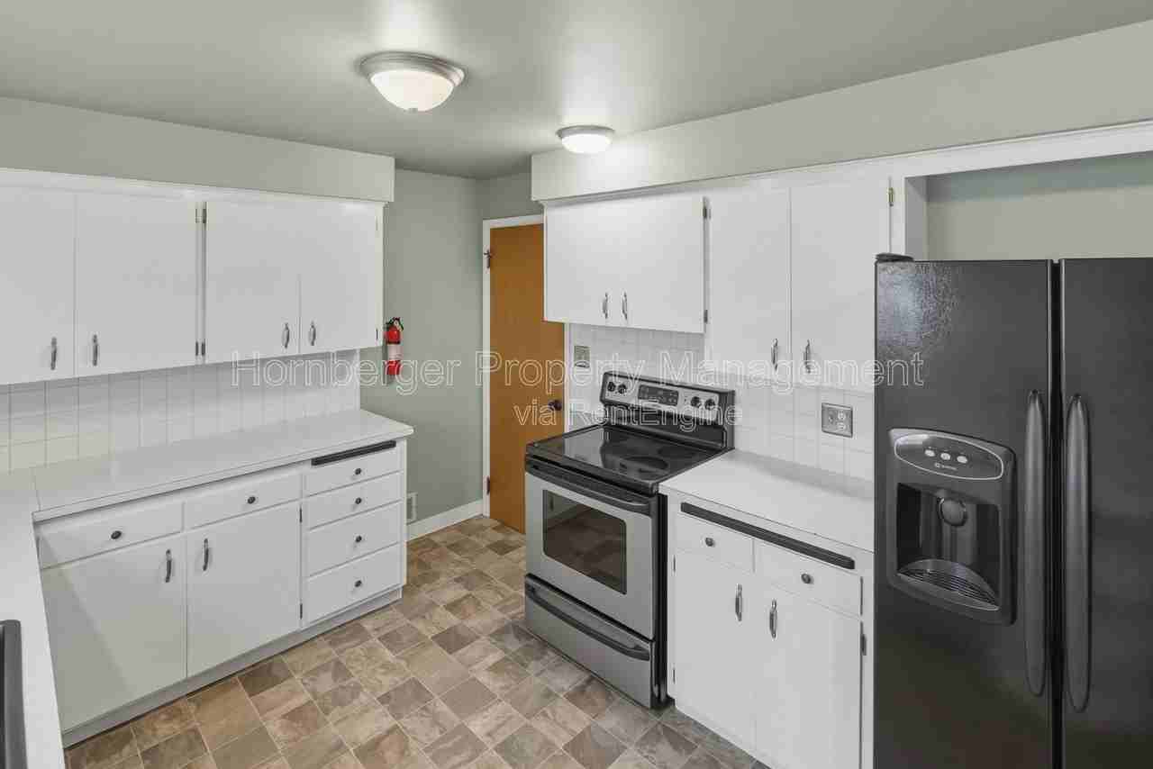 612 E Walton Ave - Photo 5 of 19