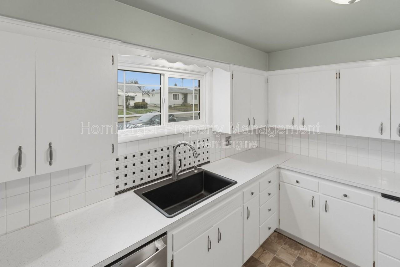 612 E Walton Ave - Photo 6 of 19