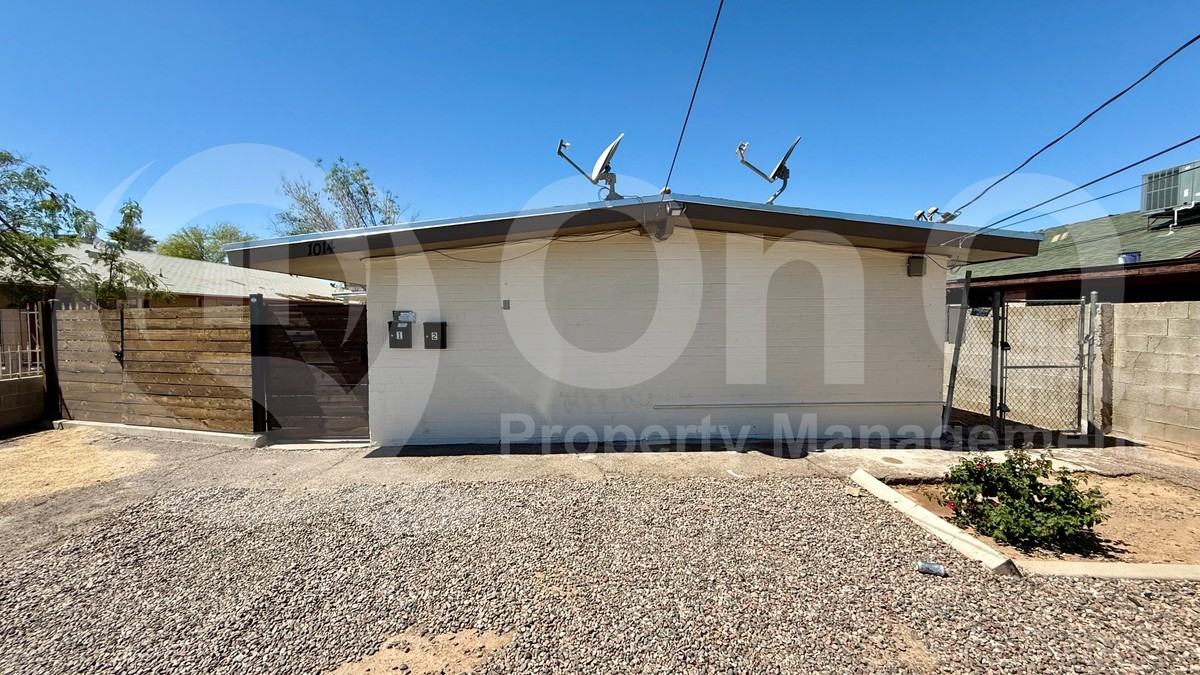 1014 N 28th St #1 - Photo 3 of 12