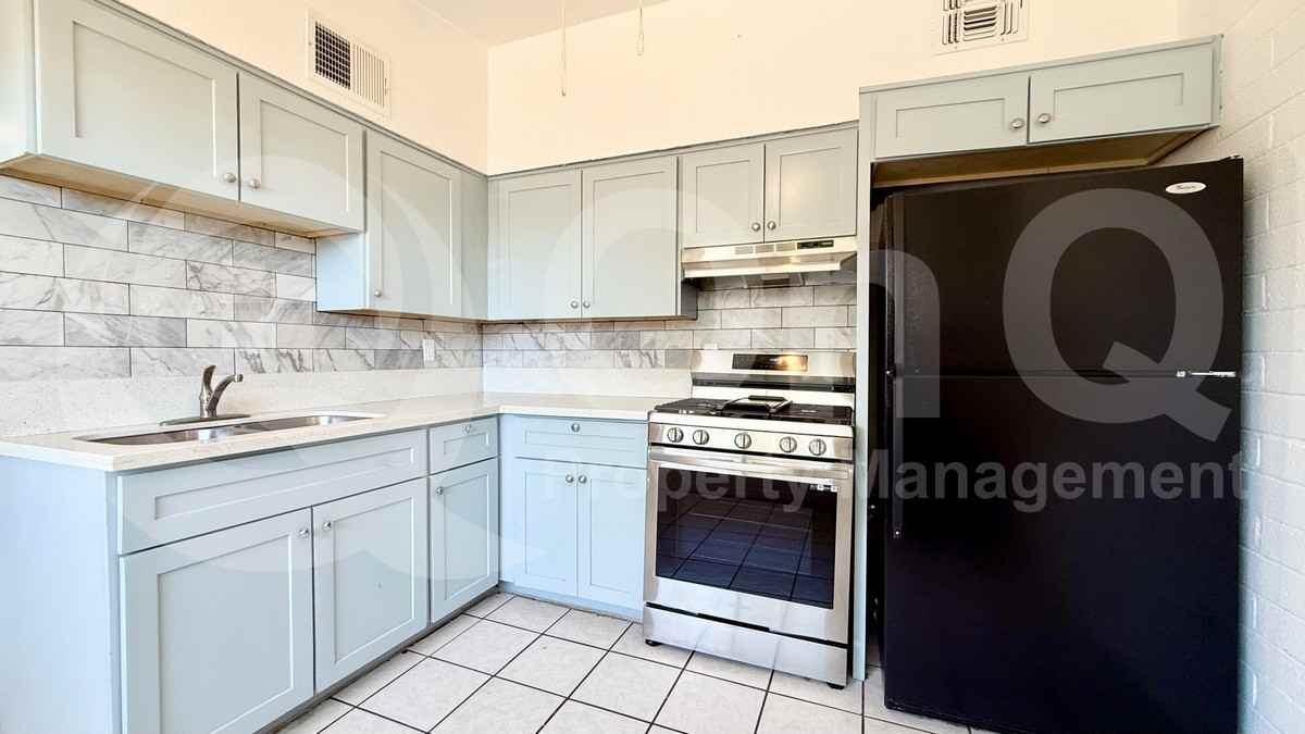 1014 N 28th St #1 - Photo 4 of 12