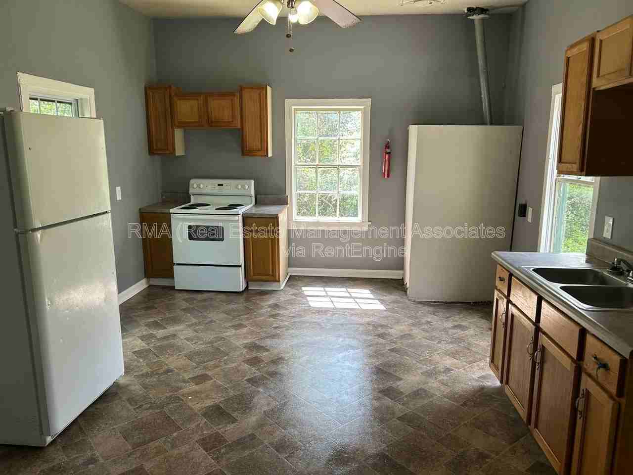 522 W Slaton Ave - Photo 3 of 5