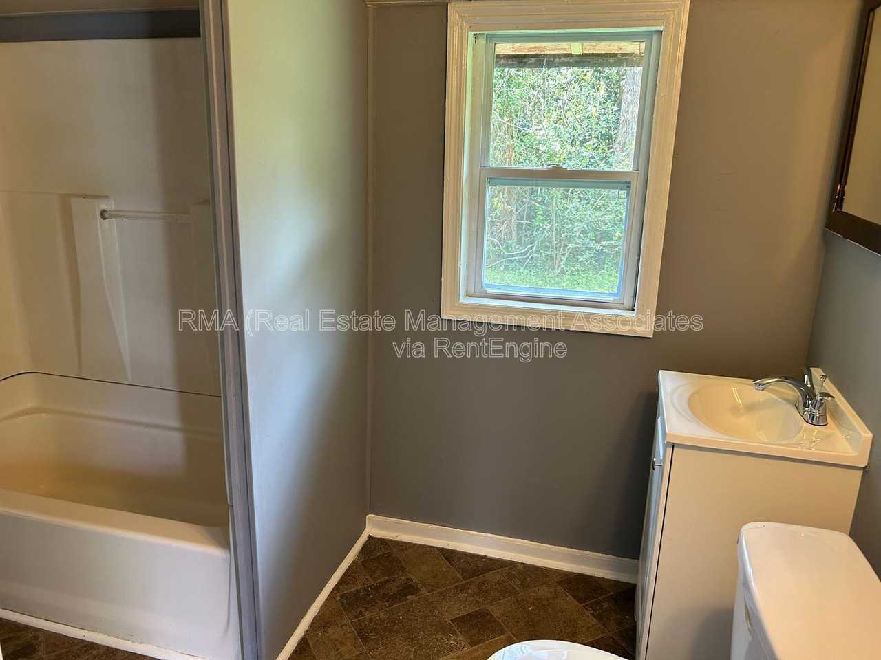 522 W Slaton Ave - Photo 5 of 5