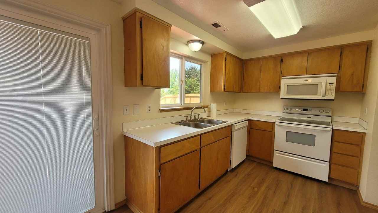 237 Lancaster Ave - Photo 4 of 14