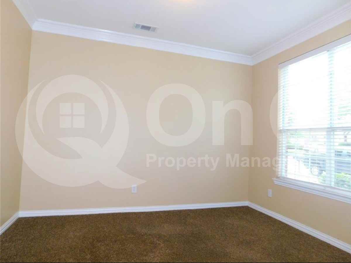 740 Peco St - Photo 3 of 16