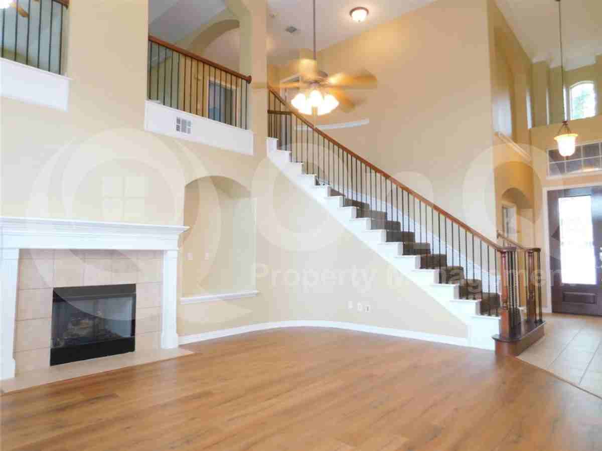 740 Peco St - Photo 4 of 16