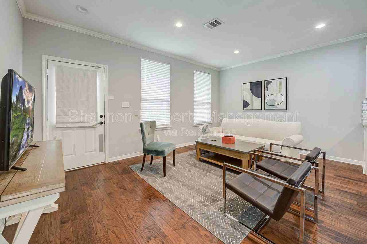 921 Kern St - Photo 5 of 26