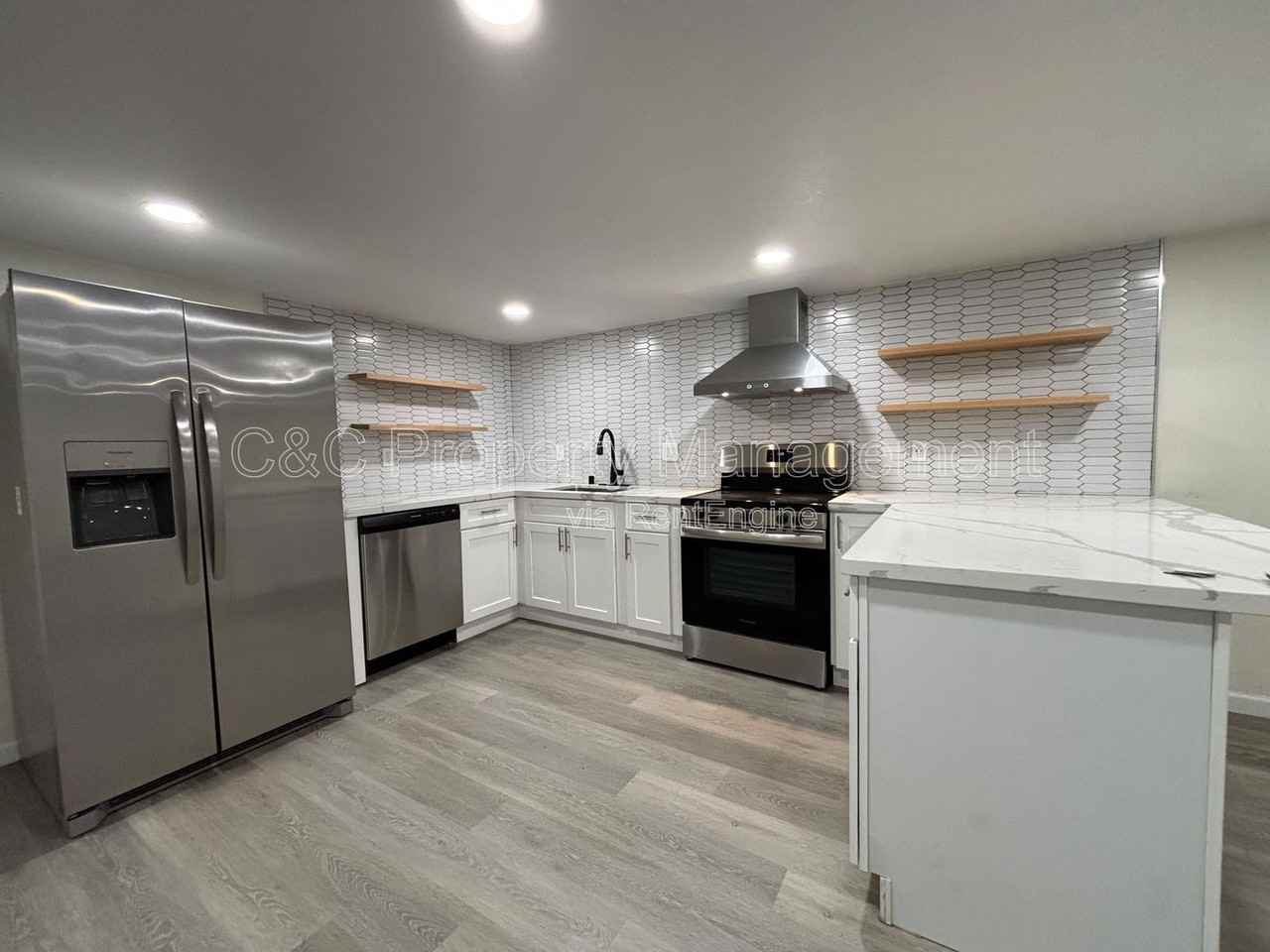 846 42nd St #B - Photo 2 of 9