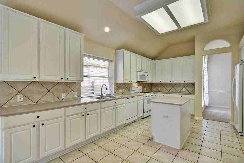 1016 Savanna Ln - Photo 7 of 26