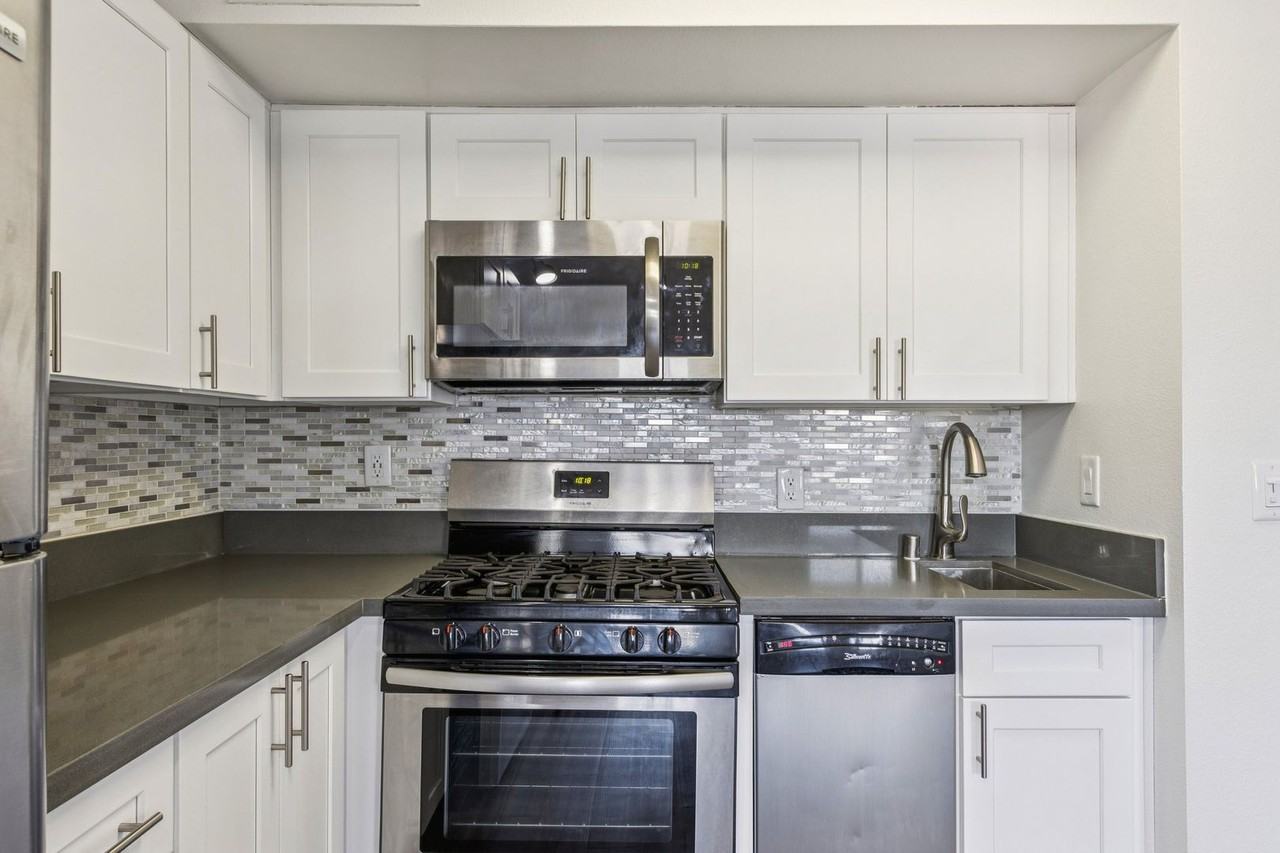 CentrePointe Apartments - Photo 7 of 11