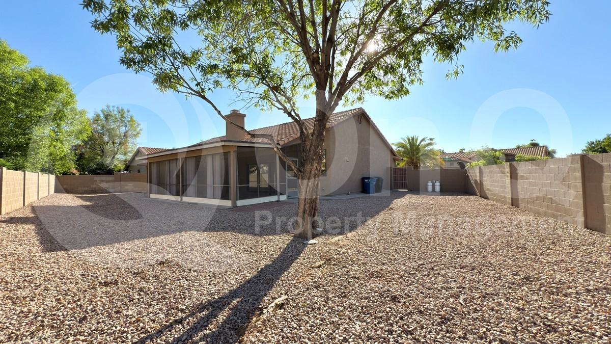 214 N Silverado St - Photo 5 of 29