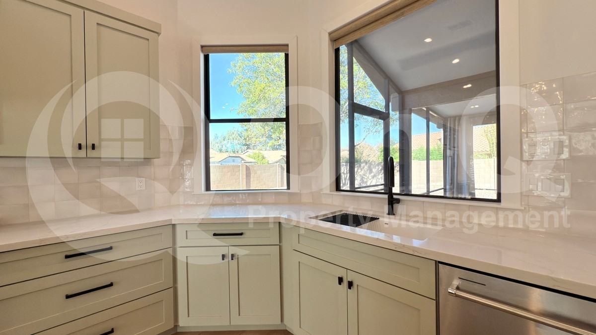 214 N Silverado St - Photo 6 of 29