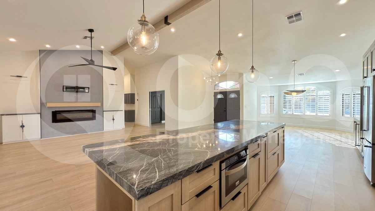 214 N Silverado St - Photo 7 of 29