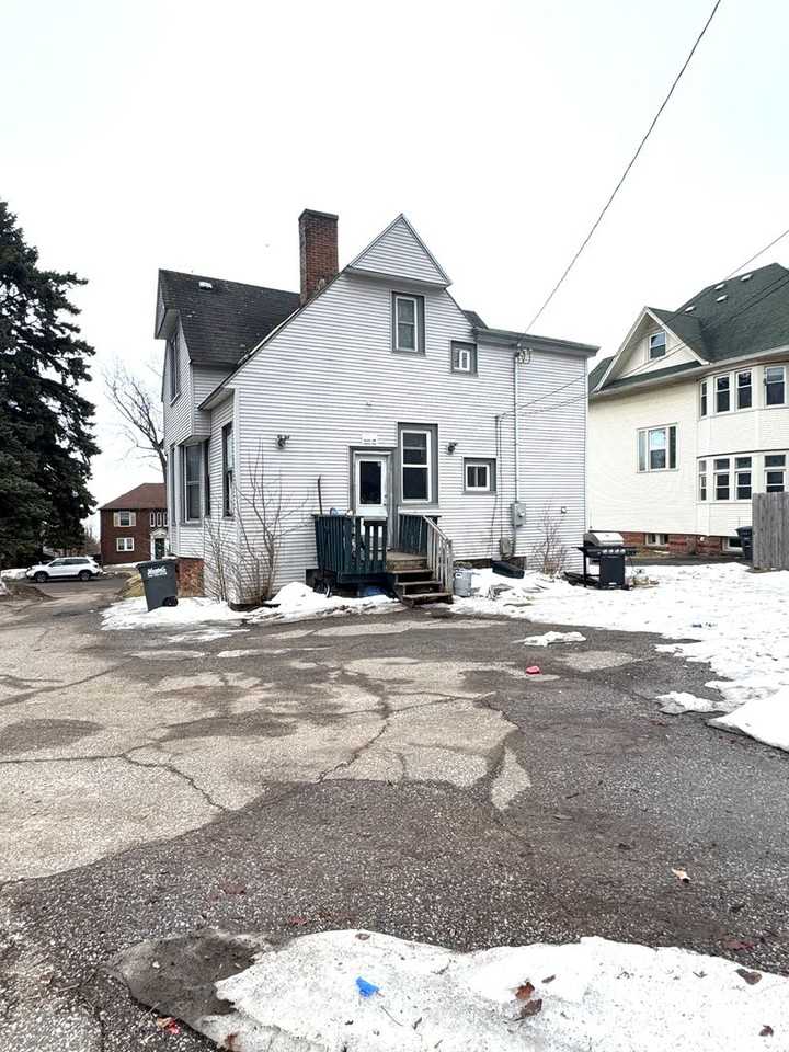 1821 E 1st St - Photo 3 of 21