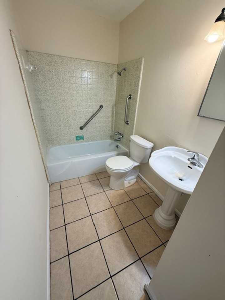 3624 36th Ct - Photo 3 of 9