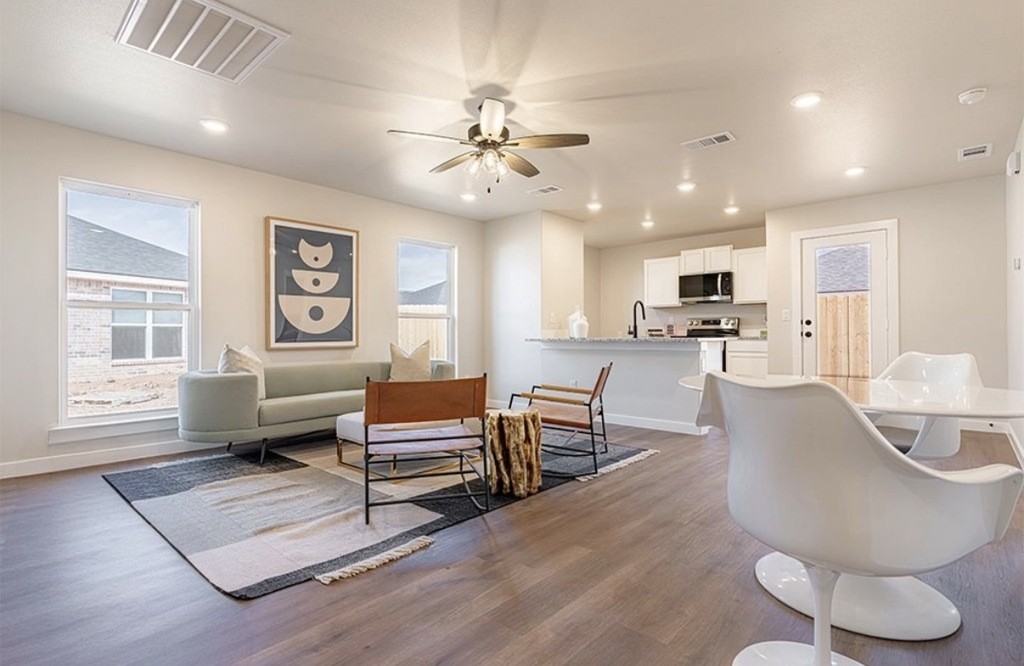 8910 Hockley St - Photo 3 of 10