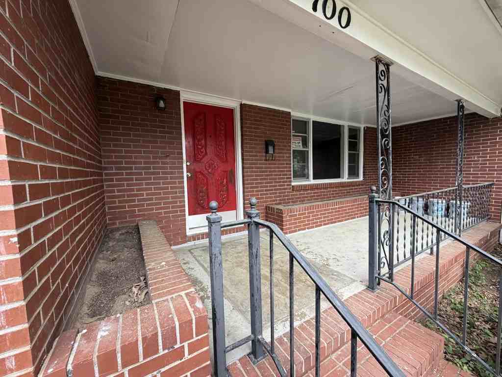 700 Green St - Photo 3 of 15