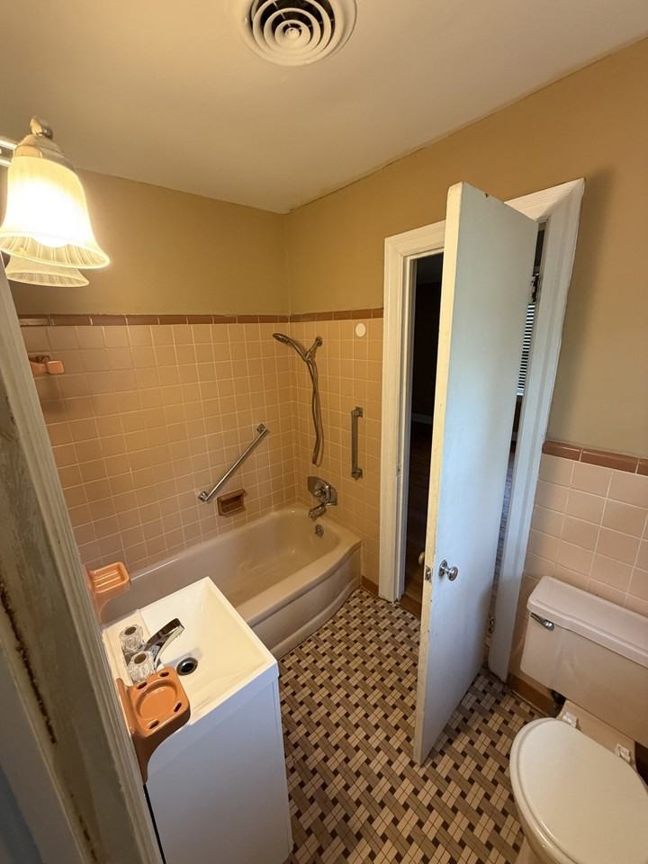 700 Green St - Photo 6 of 15