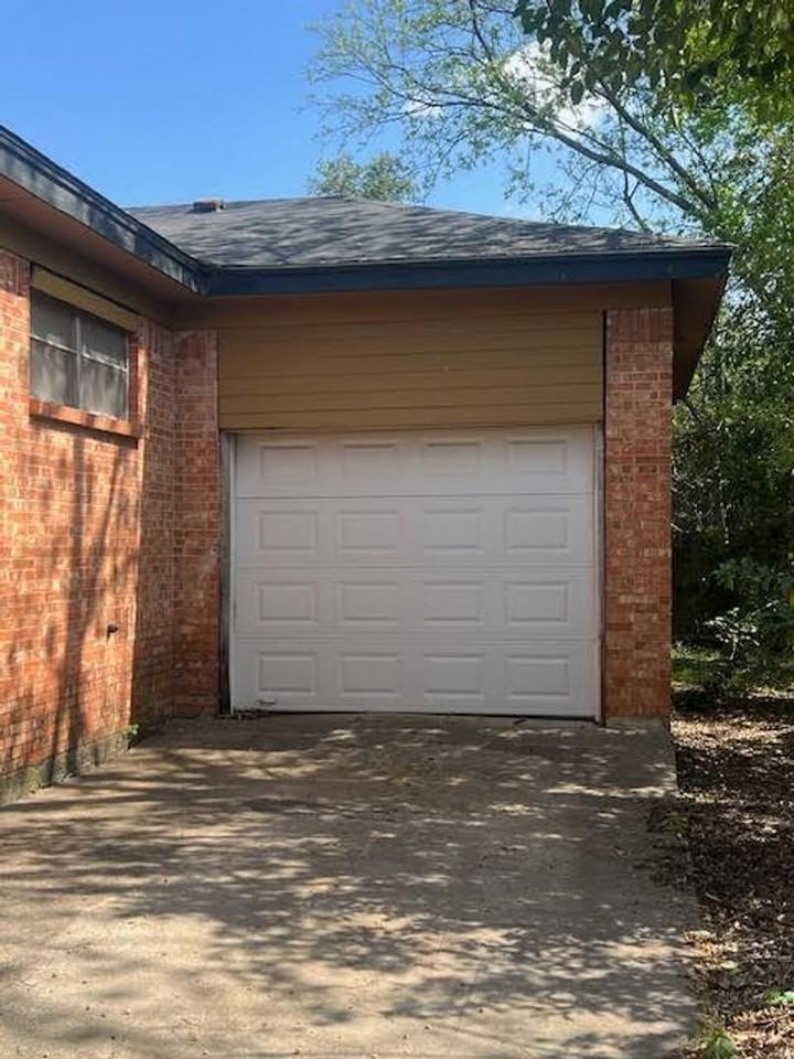 1906 Bosque Blvd - Photo 2 of 13