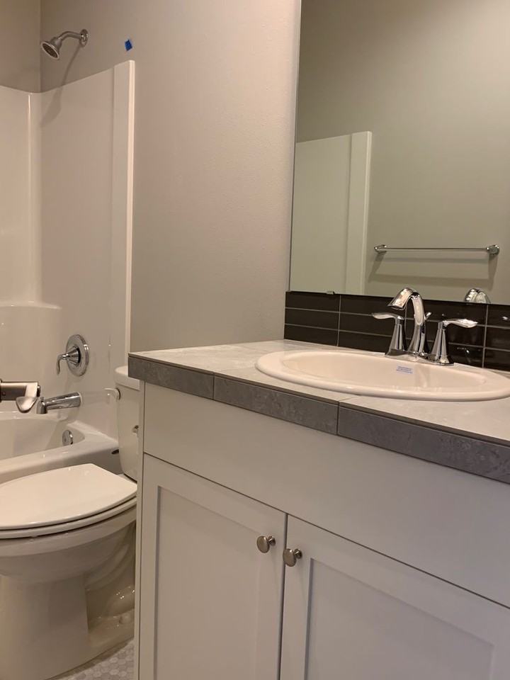 827 Front Ave Ne - Photo 3 of 5