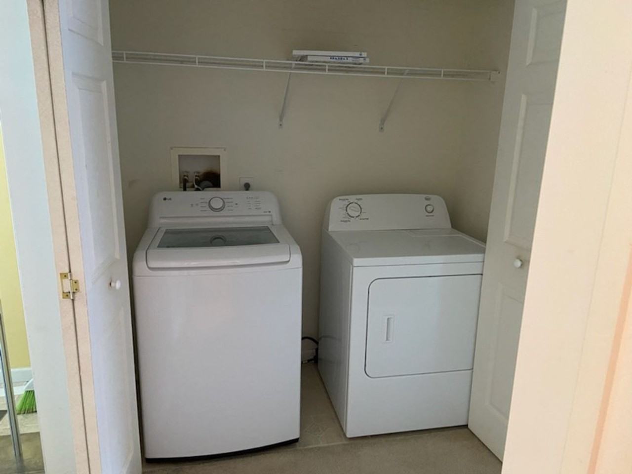 25 Beverly Ct - Photo 3 of 9