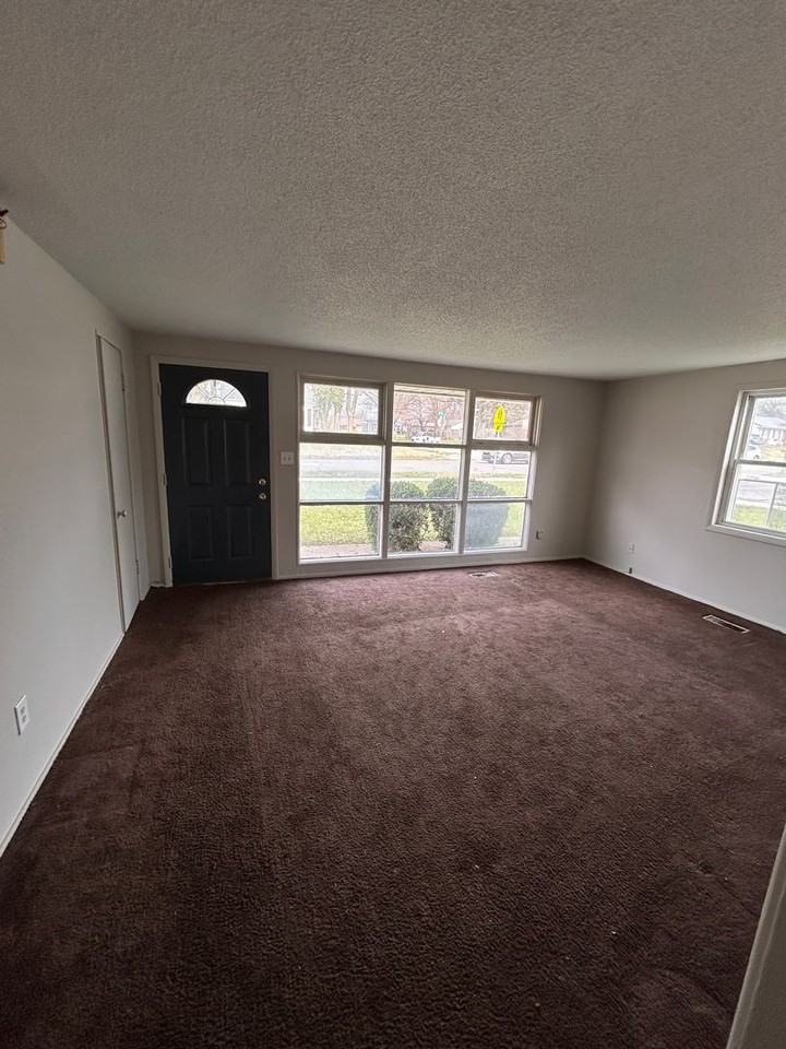 401 W Pettit Ave - Photo 2 of 9