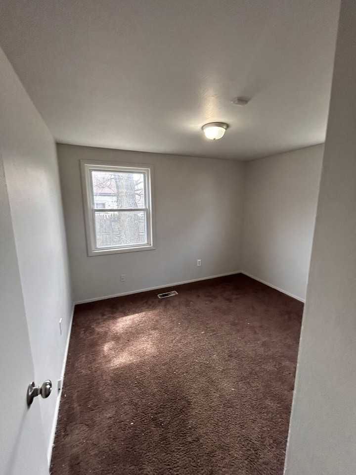 401 W Pettit Ave - Photo 5 of 9