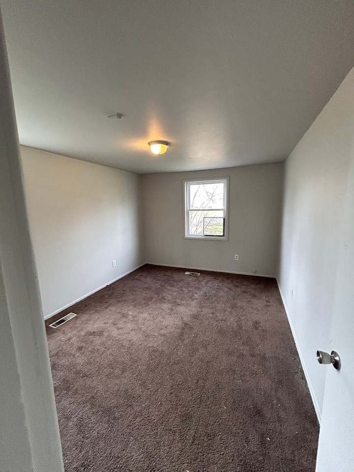 401 W Pettit Ave - Photo 7 of 9