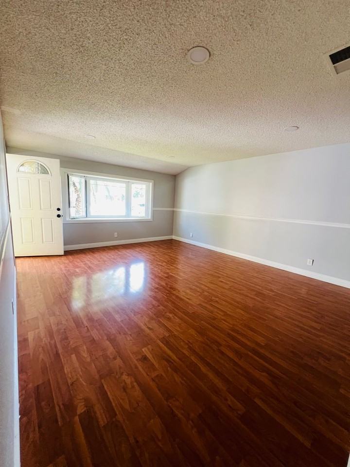 1445 Lexington Dr - Photo 3 of 13