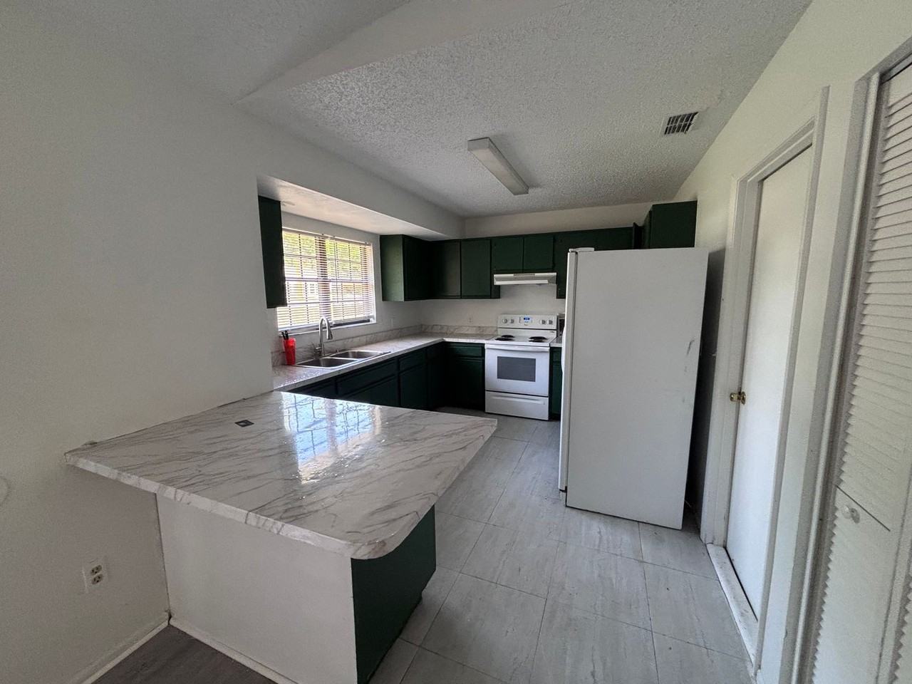 1028 Hickory Rd - Photo 5 of 13