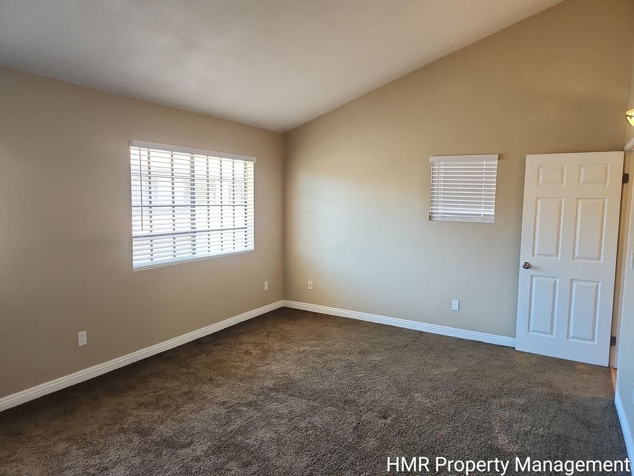 1121 E Grand Ave - Photo 4 of 26