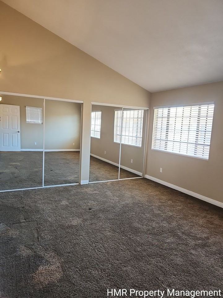 1121 E Grand Ave - Photo 5 of 26