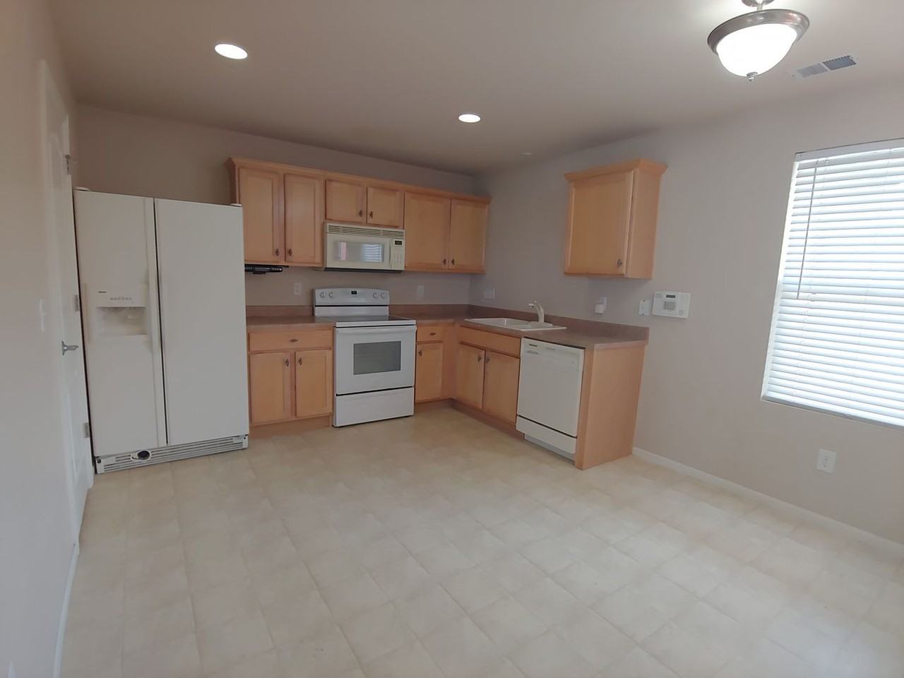 392 Montgomery Dr - Photo 4 of 16