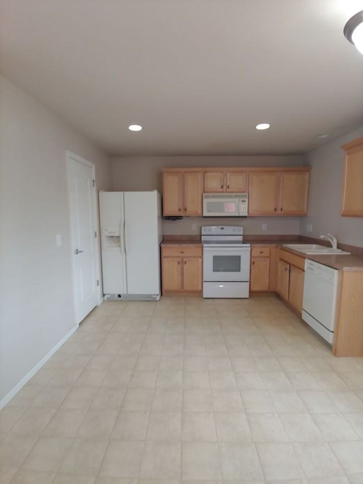 392 Montgomery Dr - Photo 5 of 16