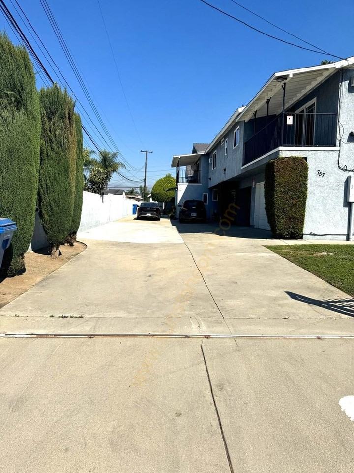 728 E Grand Ave - Photo 2 of 25