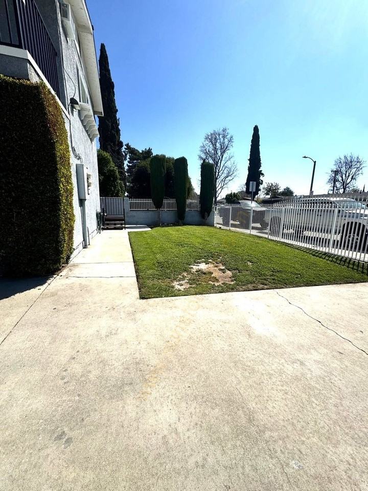 728 E Grand Ave - Photo 5 of 25