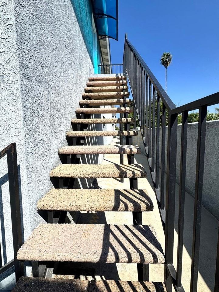 728 E Grand Ave - Photo 7 of 25