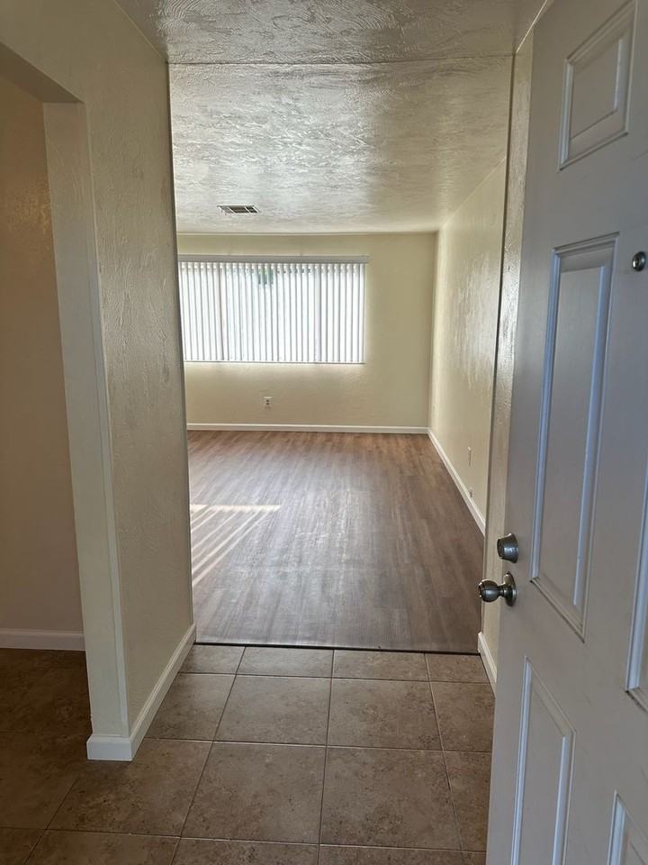 2902 S University St - Photo 2 of 21