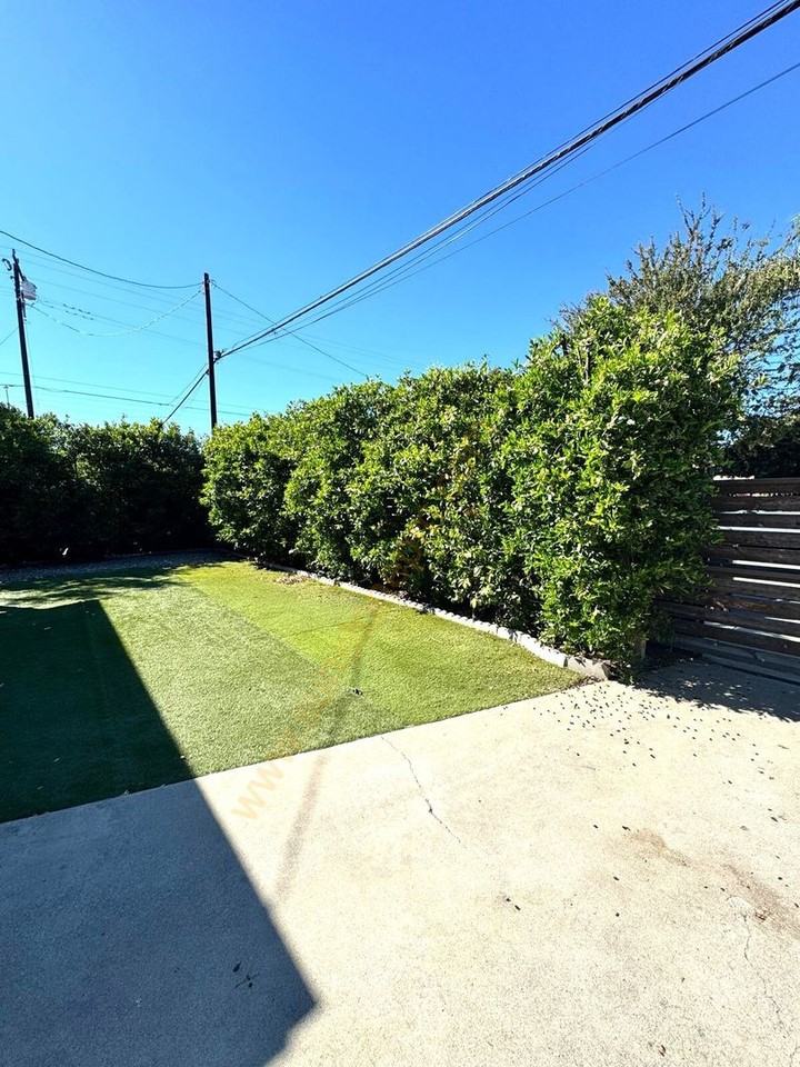 470 W 12th St - Photo 4 of 27